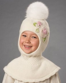 Детская шапка-шлем для девочки с помпоном и аппликацией