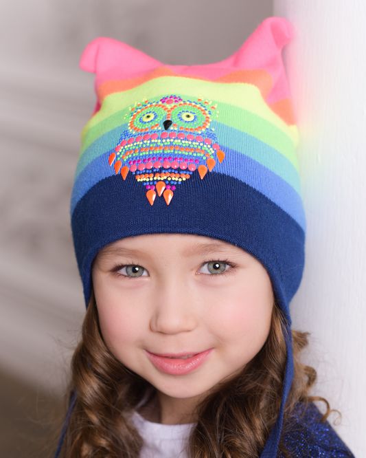 Фото — яркая шапка для девочки СОФИКО